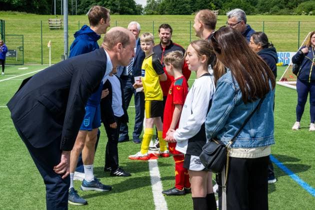 . 10 06 2024. Burton-on-Trent, United Kingdom. Prince William with school children during a visit to see the England Football team ahead of Euro 2024 at their St.Georges Park train camp at Burton-on-Trent, United Kingdom.  xPoolx xi-Imagesx IIM-25297-0014