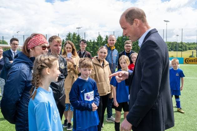 . 10 06 2024. Burton-on-Trent, United Kingdom. Prince William with school children during a visit to see the England Football team ahead of Euro 2024 at their St.Georges Park train camp at Burton-on-Trent, United Kingdom.  xPoolx xi-Imagesx IIM-25297-0010