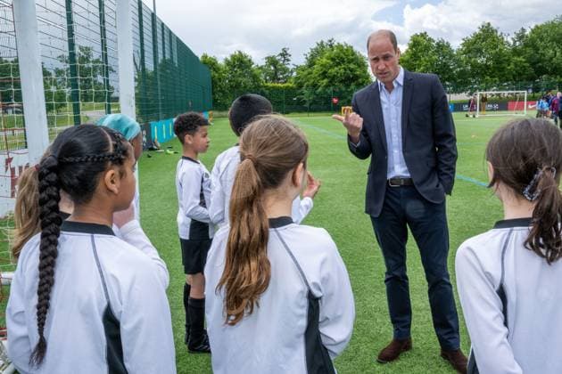 . 10 06 2024. Burton-on-Trent, United Kingdom. Prince William with school children during a visit to see the England Football team ahead of Euro 2024 at their St.Georges Park train camp at Burton-on-Trent, United Kingdom.  xPoolx xi-Imagesx IIM-25297-0012