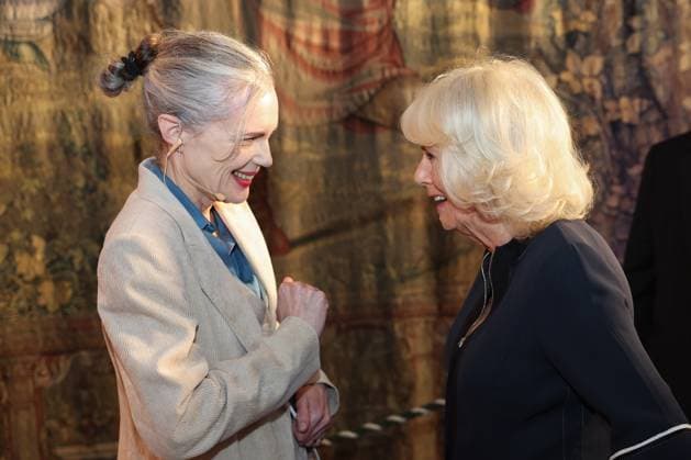 Entertainment Themen der Woche KW24 Entertainment Bilder des Tages . 08 06 2024. London, United Kingdom. Queen Camilla with actress Elizabeth McGovern at a reception at the Queen s reading room literary festival at Hampton Court Palace, United Kingdom.  xPoolx xi-Imagesx IIM-25299-0020