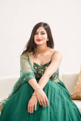 Creative Highlights Symbolbilder Indian women looking into camera wearing green and gold saree wi Suisun City, California, United States R_HOOX240608E-1452375-01 ,model released, Symbolfoto ,property released