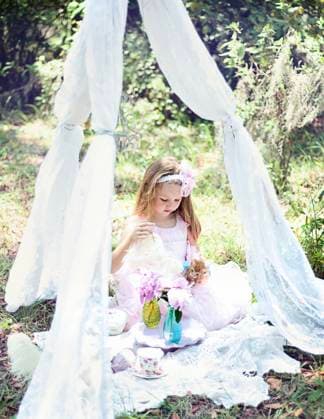 IMAGO Creative: Sommer, Sommertage im Garten Girl playing with kitten under lace canopy in a garden. United States, Florida, Floral City R_YWQX240605C-1449382-01 ,model released, Symbolfoto