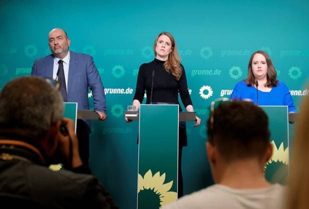 News Themen der Woche KW24 News Bilder des Tages Omid Nouripour, Terry Reintke, Ricarda Lang, Deutschland, Berlin, Bundesgeschäftsstelle von BÜNDNIS 90 DIE GRÜNEN, Pressekonferenz mit Ricarda Lang, Omid Nouripour und Terry Reintke *** Omid Nouripour, Terry Reintke, Ricarda Lang, Germany, Berlin, Federal Office of Alliance 90 of the Greens, Press conference with Ricarda Lang, Omid Nouripour and Terry Reintke
