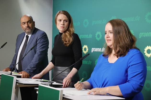 Omid Nouripour, Terry Reintke, Ricarda Lang, Deutschland, Berlin, Bundesgeschäftsstelle von BÜNDNIS 90 DIE GRÜNEN, Pressekonferenz mit Ricarda Lang, Omid Nouripour und Terry Reintke *** Omid Nouripour, Terry Reintke, Ricarda Lang, Germany, Berlin, Federal Office of Alliance 90 of the Greens, Press conference with Ricarda Lang, Omid Nouripour and Terry Reintke