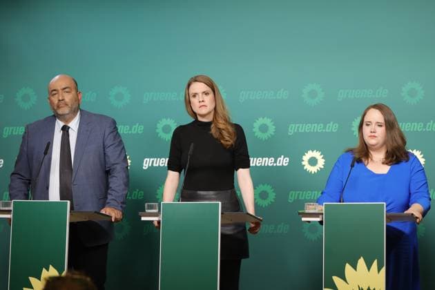 Omid Nouripour, Terry Reintke, Ricarda Lang, Deutschland, Berlin, Bundesgeschäftsstelle von BÜNDNIS 90 DIE GRÜNEN, Pressekonferenz mit Ricarda Lang, Omid Nouripour und Terry Reintke *** Omid Nouripour, Terry Reintke, Ricarda Lang, Germany, Berlin, Federal Office of Alliance 90 of the Greens, Press conference with Ricarda Lang, Omid Nouripour and Terry Reintke