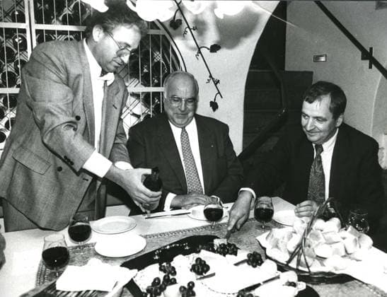 Archivbilder der Woche KW24 RECORD DATE NOT STATED Helmut Kohl (Mitte) und Klaus Töpfer (rechts) zu Gast bei Pfarrer Heydt in der Ludwigskirche in Saarbrücken, fotografiert im September 1994. *** Helmut Kohl, center, and Klaus Töpfer, right, as guests of Pastor Heydt in the Ludwigskirche in Saarbrücken, photographed in September 1994 bub