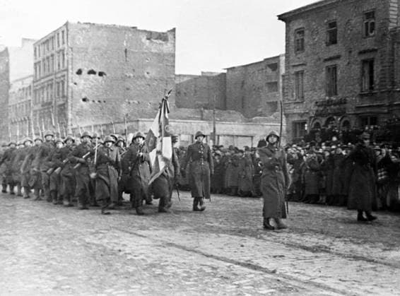 World War Two (1939-1945) 891890 19.01.1945 Soldiers of the 1st Army of the Wojsko Polskie (Polish Army), an ally of the Red Army, in liberated Warsaw. Reprophoto. RIA Novosti Sputnik Warsaw Poland  Copyright: xRIAxNovostix