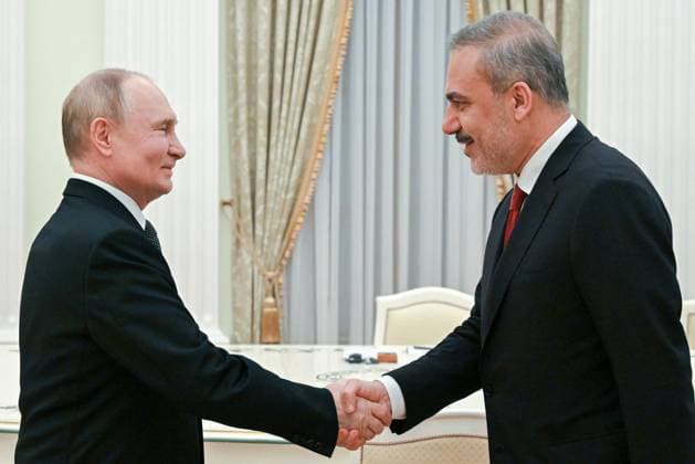 News Themen der Woche KW24 News Bilder des Tages Russland, Wladimir Putin empfÃ¤ngt tÃ¼rkischen AuÃŸenminister Hakan Fidan in Moskau RUSSIA, MOSCOW - JUNE 11, 2024: Russia s President Vladimir Putin (L) and Turkey s Foreign Minister Hakan Fidan shake hands during a meeting at the Moscow Kremlin. Sergei Guneyev POOL TASS  71028512