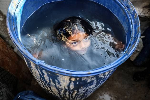 Bilder des Jahres 2024, News 06 Juni News Themen der Woche KW24 News Bilder des Tages Nahostkonflikt, Gaza, Hitzewelle in Deir al Balah Heat Wave In Deir al-Balah A displaced Palestinian boy is washing himself with water in front of his tent during a heatwave in Deir al-Balah, in the central Gaza Strip, on June 11, 2024, amid the ongoing conflict between Israel and the Palestinian Hamas militant group. Gaza Palestine  Copyright: xMajdixFathix originalFilename: fathi-notitle240611_np0Nc.jpg