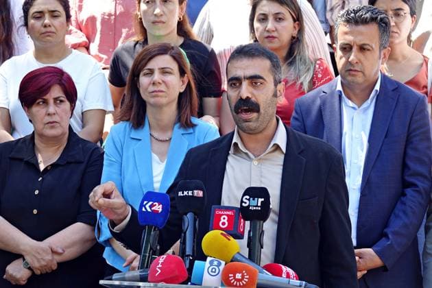 News Themen der Woche KW24 News Bilder des Tages Türkei, Vizebürgermeister Dogan Hatun PK fordert Freilassung von Mehmet Siddik Akis Co-Mayors of Kurdish Municipalities in Turkey warn the government against trusteeship - 11 Jun 2024 Diyarbakir Metropolitan Municipality Co-Mayor Dogan Hatun speaks during the meeting. Reactions continue to the arrest of Mehmet Siddik Akis, the Mayor of Hakkari city in Turkey, and the appointment of a trustee in his place. Diyarbakir Metropolitan Municipality Co-Mayor Dogan Hatun, in the press statement he made together with 34 municipal co-mayors, stated that the Justice and Development Party (AKP) government has the intention of appointing trustees to other municipalities won by the Kurdish opposition, and urged the Ministry of Internal Affairs to comply with the law on this issue and not to appoint any other trustees. Diyarbakir Turkey Copyright: xMehmetxMasumxSuerx xSOPAxImagesx DgnMMSuer002