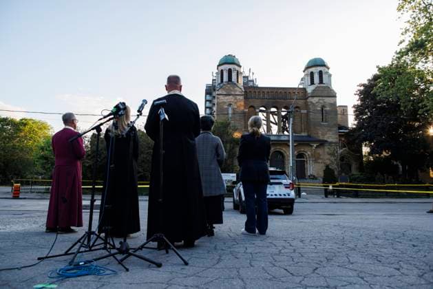 June 11, 2024, Toronto, On, CANADA: Rev. Don Beyers leads a group in a moment of silence alongside a group of parishioners and community members out front of the burnt out St. Anne s Anglican Church, during an evening vigil to mourn the loss of the church following a Sunday morning fire, Tuesday, June 11, 2024. Toronto CANADA  - ZUMAc35_ 20240611_zaf_c35_096 Copyright: xColexBurstonx