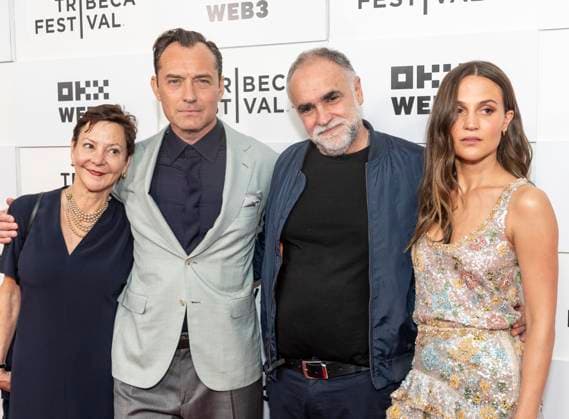Entertainment Themen der Woche KW24 Entertainment Bilder des Tages June 11, 2024, New York, New York, United States: Gabrielle Tana, Jude Law, Karim Ainouz and Alicia Vikander wearing dress by Louis Vuitton attend New York premiere of Firebrand during Tribeca Film Festival at BMCC in New York on June 11, 2024 New York United States - ZUMAr339 20240611_znp_r339_013 Copyright: xLevxRadinx