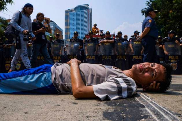Bilder des Jahres 2024, News 06 Juni News Themen der Woche KW24 News Bilder des Tages June 12, 2024, Manila, Manila, Philippines: A bystander lays down in front of the PNP riot Police Manila Philippines - ZUMAs307 20240612_zip_s307_001 Copyright: xJosexMonsieurxSantosx