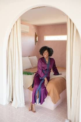 Creative Highlights Symbolbilder Women sitting on bed in purple robe Yucca Valley, California, United States R_HOOX24061102-1455402-01 ,model released, Symbolfoto ,property released