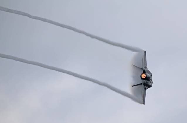 Ein Kampfflugzeug der amerikanischen Luftwaffe U.S. Air Force (USAF) vom Typ Lockheed Martin F-35A Lightning II während einer Leistungsdemonstration an der ILA 2024, vorgeflogen von Pilotin Capt. Melanie Mach Kluesner von der 388th Fighter Wing. ILA 2024. ILAInternationale Luft- und Raumfahrtausstellung 2024 in Berlin. Die ILA findet vom 05. bis zum 09. Juni 2024 auf dem Gelände des Flughafen Berlin-Brandenburg (BER) statt. Berlin Berlin Deutschland *** A Lockheed Martin F 35A Lightning II fighter aircraft of the U S Air Force USAF during a performance demonstration at the ILA 2024, flown by pilot Capt Melanie Mach Kluesner of the 388th Fighter Wing ILA 2024 ILAInternational Air and Space Show 2024 in Berlin The ILA will take place from