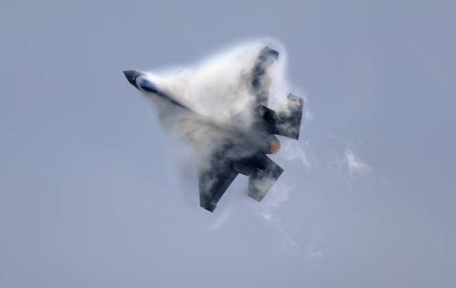 Ein Kampfflugzeug der amerikanischen Luftwaffe U.S. Air Force (USAF) vom Typ Lockheed Martin F-35A Lightning II während einer Leistungsdemonstration an der ILA 2024, vorgeflogen von Pilotin Capt. Melanie Mach Kluesner von der 388th Fighter Wing. ILA 2024. ILAInternationale Luft- und Raumfahrtausstellung 2024 in Berlin. Die ILA findet vom 05. bis zum 09. Juni 2024 auf dem Gelände des Flughafen Berlin-Brandenburg (BER) statt. Berlin Berlin Deutschland *** A Lockheed Martin F 35A Lightning II fighter aircraft of the U S Air Force USAF during a performance demonstration at the ILA 2024, flown by pilot Capt Melanie Mach Kluesner of the 388th Fighter Wing ILA 2024 ILAInternational Air and Space Show 2024 in Berlin The ILA will take place from