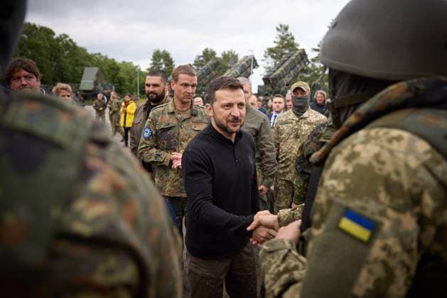 News Themen der Woche KW24 Ukrainian President Volodymyr Zelensky, accompanied by German Federal Minister of Defense Boris Pistorius, visited the 21st ground-to-air missile group in Sanitz Ukrainian President Volodymyr Zelensky, accompanied by German Federal Minister of Defense Boris Pistorius, a visiter le 21eme groupe de missiles sol air Ã Sanitz, Allemagne, le 11 juin 2024 Ukraine Presidency via Bestimage Ukrainian President Volodymyr Zelenskyy, accompanied by German Federal Minister of Defense Boris Pistorius, visited the 21 Surface to Air Missile Group in Sanitz, Germany, on June 11, 2024 Sanitz Allemagne  Copyright: xUkrainexPresidencyxviaxBestimagexUkrainexPresidencyxviaxBestimagex