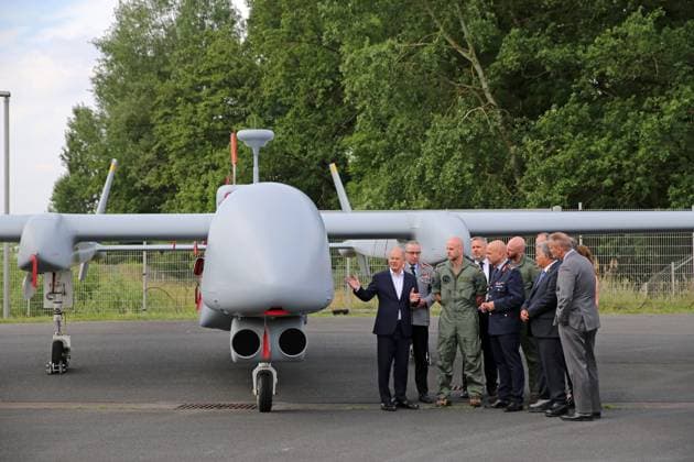 Bundeskanzler Olaf Scholz besichtigt auf der ILA eine Drohne Heron TP der Bundeswehr. Der Bundeskanzler wird u.a. begleitet vom Generalinspekteur der Bundeswehr, General Carsten Breuer, sowie Generalleutnant Günter Katz, Kommandierender General des Luftwaffentruppenkommandos. ILA 2024. ILAInternationale Luft- und Raumfahrtausstellung 2024 in Berlin. Die ILA findet vom 05. bis zum 09. Juni 2024 auf dem Gelände des Flughafen Berlin-Brandenburg (BER) statt. Berlin Berlin Deutschland *** Federal Chancellor Olaf Scholz inspects a Bundeswehr Heron TP drone at the ILA The Federal Chancellor will be accompanied by the Inspector General of the Bundeswehr, General Carsten Breuer, and Lieutenant General Günter Katz, Commanding General of the Air For
