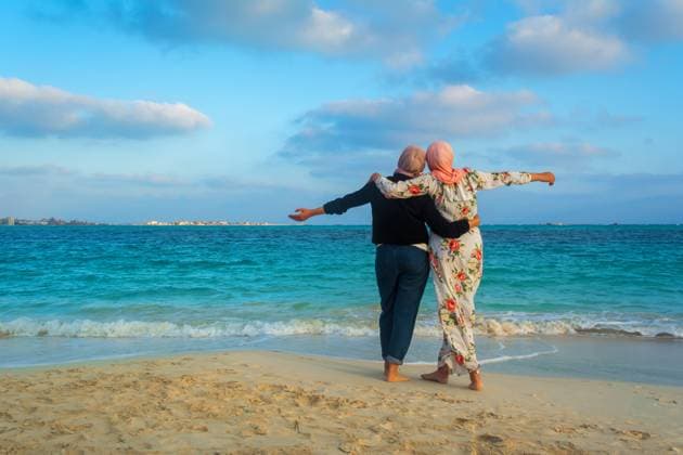 Creative Highlights Symbolbilder two women in hijab walking on the beach Marsa Matruh, Marsa Matrouh Governorate, Egypt R_TNTDFU240611-1455892-01 EDITORIAL USE ONLY