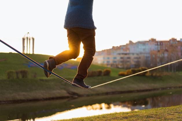 IMAGO Creative: Sommer, Sommertage im Stadtpark Young man balancing on slackline. Minsk, Minsk Region, Belarus R_YUKI240610-1448958-01 ,model released, Symbolfoto