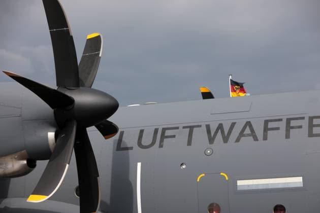 Ein Transportflugzeug der Luftwaffe vom Typ Lockheed C-130J Super Hercules auf der ILA 2024. ILA 2024. ILAInternationale Luft- und Raumfahrtausstellung 2024 in Berlin. Die ILA findet vom 05. bis zum 09. Juni 2024 auf dem Gelände des Flughafen Berlin-Brandenburg (BER) statt. Berlin Berlin Deutschland *** A Lockheed C 130J Super Hercules air force transport aircraft at the ILA 2024 ILA 2024 ILAInternational Aerospace Exhibition 2024 in Berlin The ILA will take place from June 05 to 09, 2024 on the grounds of Berlin Brandenburg Airport BER Berlin Berlin Berlin Germany