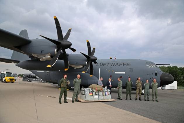 Bundeskanzler Olaf Scholz informiert sich mit dem Generalinspekteur der Bundeswehr, General Carsten Breuer, über das Lastenabwurfverfahren an einem Transportflugzeug der Luftwaffe Lockheed C-130J Super Hercules. ILA 2024. ILAInternationale Luft- und Raumfahrtausstellung 2024 in Berlin. Die ILA findet vom 05. bis zum 09. Juni 2024 auf dem Gelände des Flughafen Berlin-Brandenburg (BER) statt. Berlin Berlin Deutschland *** Federal Chancellor Olaf Scholz talks to the Inspector General of the Bundeswehr, General Carsten Breuer, about the load-dropping procedure on a Lockheed C 130J Super Hercules air force transport aircraft ILA 2024 ILAInternational Aerospace Exhibition 2024 in Berlin The ILA will take place from June 5 to 9, 2024 on the grou