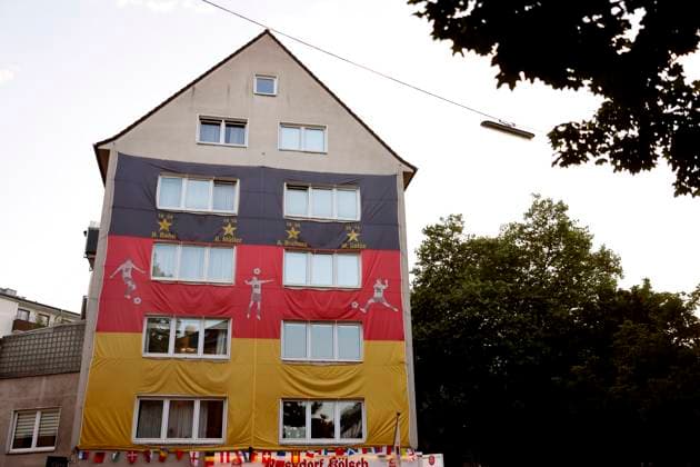Soccer fans on Trierer Straße have wrapped an entire house above a pub with soccer broadcasts in a European Championship jersey Theme picture, symbolic picture Cologne, 12 06 2024 NRW Germany Copyright: xChristophxHardtx