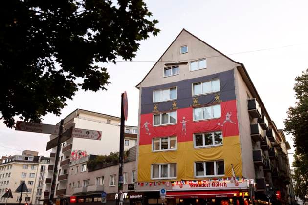 Soccer fans on Trierer Straße have wrapped an entire house above a pub with soccer broadcasts in a European Championship jersey Theme picture, symbolic picture Cologne, 12 06 2024 NRW Germany Copyright: xChristophxHardtx