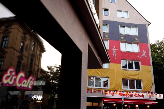 Soccer fans on Trierer Straße have wrapped an entire house above a pub with soccer broadcasts in a European Championship jersey Theme picture, symbolic picture Cologne, 12 06 2024 NRW Germany Copyright: xChristophxHardtx
