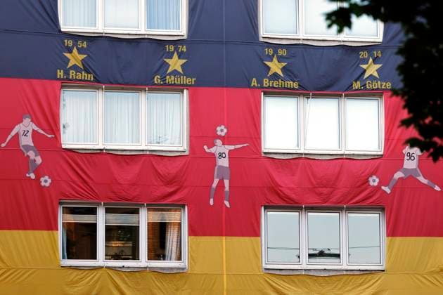 Soccer fans on Trierer Straße have wrapped an entire house above a pub with soccer broadcasts in a European Championship jersey Theme picture, symbolic picture Cologne, 12 06 2024 NRW Germany Copyright: xChristophxHardtx