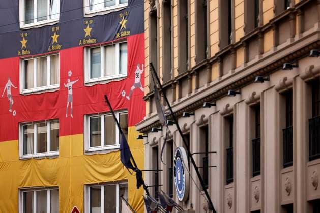 Soccer fans on Trierer Straße have wrapped an entire house above a pub with soccer broadcasts in a European Championship jersey Theme picture, symbolic picture Cologne, 12 06 2024 NRW Germany Copyright: xChristophxHardtx