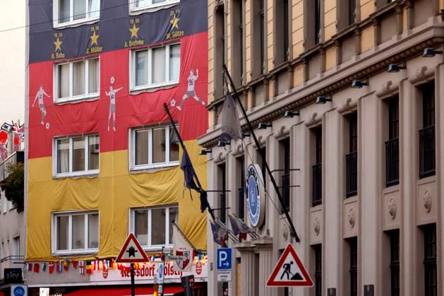 Soccer fans on Trierer Straße have wrapped an entire house above a pub with soccer broadcasts in a European Championship jersey Theme picture, symbolic picture Cologne, 12 06 2024 NRW Germany Copyright: xChristophxHardtx