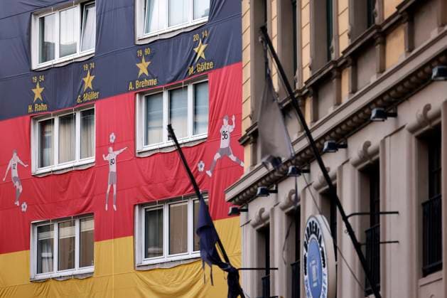 Soccer fans on Trierer Straße have wrapped an entire house above a pub with soccer broadcasts in a European Championship jersey Theme picture, symbolic picture Cologne, 12 06 2024 NRW Germany Copyright: xChristophxHardtx