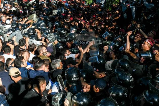 News Themen der Woche KW24 News Bilder des Tages Armenien, Proteste in Jerewan ARMENIA, YEREVAN - JUNE 12, 2024: People clash with riot police during a protest. Since the beginning of May 2024, protests have been taking place in Armenia to call for the resignation of Prime Minister Nikol Pashinyan and to demand that the delimitation of the Armenian-Azerbaijani border be stopped. Alexander Patrin TASS  71043798_20240612