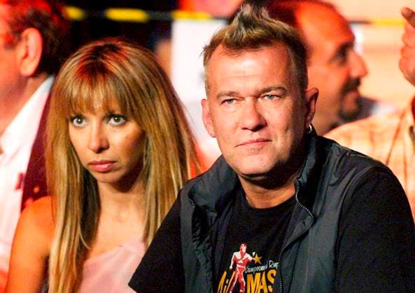 Rock singer Jimmy Barnes at ringside to watch the WBA super middleweight boxing match between Australian Anthony Mundine and Japanese fighter Yoshinori Nishizawa at the Wollongong Entertainment Centre. Sydney, 19 January 2004. NO ARCHIVING, EDITORIAL USE ONLY FAM12362 Copyright: xFAMOUS. x 04554862
