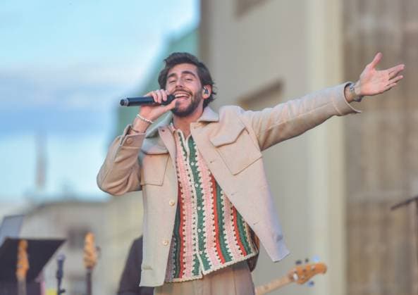 Entertainment, EM 2024 Fan Zone in Berlin at the Brandenburg Gate 12 06 2024, xdanx, Entertainment, EM 2024 Fan Zone in Berlin at the Brandenburg Gate, v l Alvaro Soler Performance in front of the BRANDENBURGER TOR Berlin Fan Mile Berlin Germany EN Copyright: xDanielxLakomskix