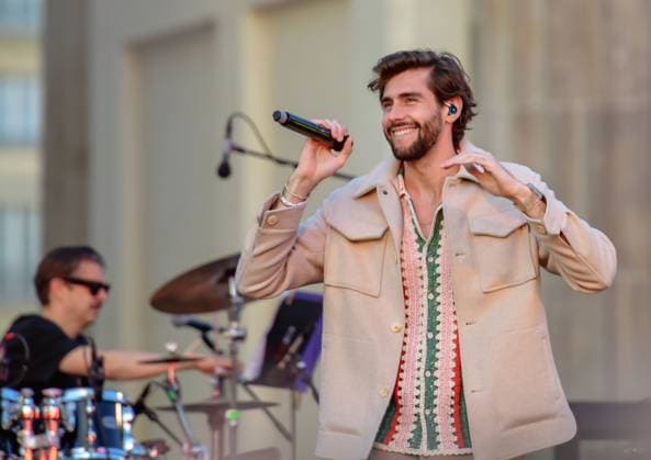 Entertainment, EM 2024 Fan Zone in Berlin at the Brandenburg Gate 12 06 2024, xdanx, Entertainment, EM 2024 Fan Zone in Berlin at the Brandenburg Gate, v l Alvaro Soler Performance in front of the BRANDENBURGER TOR Berlin Fan Mile Berlin Germany EN Copyright: xDanielxLakomskix