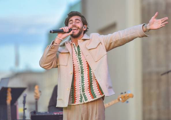 Entertainment, EM 2024 Fan Zone in Berlin at the Brandenburg Gate 12 06 2024, xdanx, Entertainment, EM 2024 Fan Zone in Berlin at the Brandenburg Gate, v l Alvaro Soler Performance in front of the BRANDENBURGER TOR Berlin Fan Mile Berlin Germany EN Copyright: xDanielxLakomskix