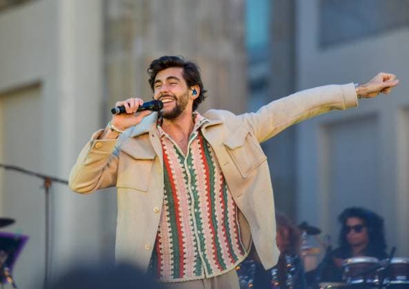 Entertainment, EM 2024 Fan Zone in Berlin at the Brandenburg Gate 12 06 2024, xdanx, Entertainment, EM 2024 Fan Zone in Berlin at the Brandenburg Gate, v l Alvaro Soler Performance in front of the BRANDENBURGER TOR Berlin Fan Mile Berlin Germany EN Copyright: xDanielxLakomskix