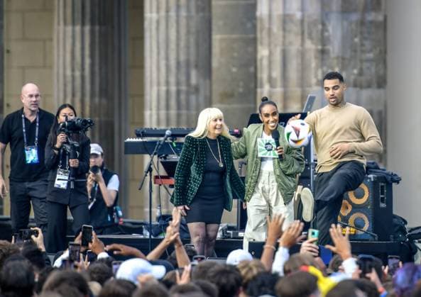 12 06 2024, xlakx, Entertainment, EM 2024 Fan Zone in Berlin at the Brandenburg Gate emspor, f l Iris Spranger Senator for the Interior and Sport with Kevin Prince Boateng kicks a ball into the crowd in front of the BRANDENBURGER TOR Berlin