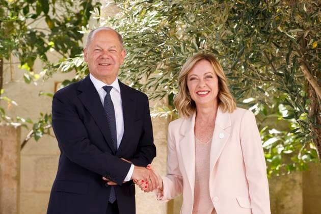 News Themen der Woche KW24 News Bilder des Tages Borgo Egnazia, Italien, 13.06.2024: G7-Gipfel: Kanzler Olaf Scholz, SPD, und Italiens Ministerpräsidentin Giorgia Meloni beim Handshake *** Borgo Egnazia, Italy, 13 06 2024 G7 Summit Chancellor Olaf Scholz, SPD, and Italian Prime Minister Giorgia Meloni at the handshake Copyright: xdtsxNachrichtenagenturx dts_39822