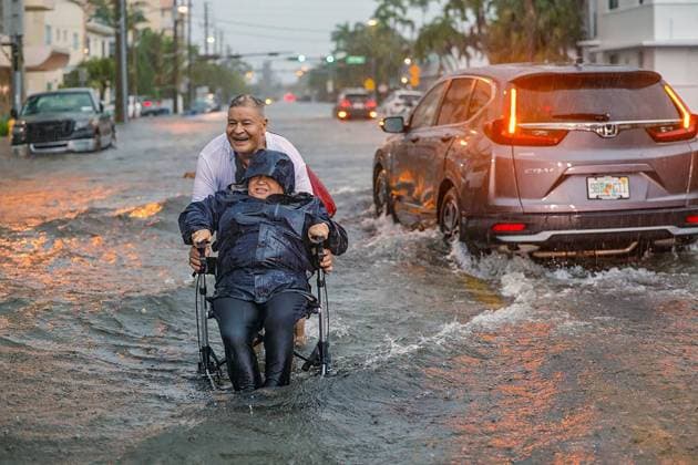 Bilder des Jahres 2024, News 06 Juni News Themen der Woche KW24 News Bilder des Tages June 13, 2024: Victor Corone, 66, pushes his wife Maria Diaz, 64, in a wheelchair through more than a foot of flood water on 84th street in Miami Beach on Wednesday, June 12, 2024. Diaz had a doctor s appointment, and they had to ditch the car in the parking lot on Collins Ave and walk more than 20 minutes to get home. - ZUMAm67_ 20240613_zaf_m67_004 Copyright: xAlxDiazx