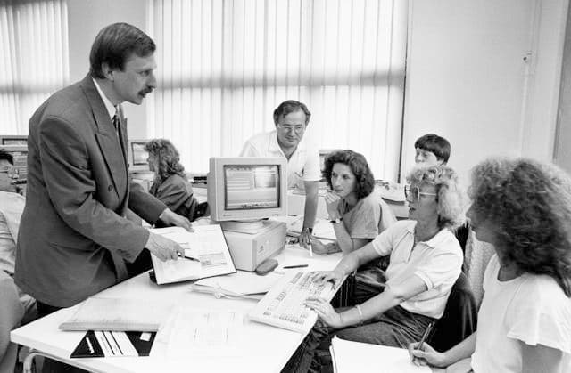 Archivbilder der Woche KW24 VEB Fettchemie 19.06.1991, Chemnitz, Neefestraße, VEB Fettchemie,1990 wurde der VEB Fettchemie erneut in eine Kapitalgesellschaft (Fettchemie GmbH) umgewandelt, das Stammwerk von der Treuhandanstalt aber als nicht sanierungsfähig eingestuft und bis Ende 1991 stillgelegt. Ein Teil der Belegschaft wurde in eine Auffanggesellschaft überführt, die mit dem Abriss und der Bodensanierung des 8,5 Hektar großen Betriebsgeländes begann. Seit 1992 wird das Areal von der Solaris-Gruppe zu einem Technologiepark umgebaut und vermarktet. Teile der Belegschaft erhielten Computerlehrgänge. *** VEB Fettchemie 19 06 1991, Chemnitz, Neefestraße, VEB Fettchemie,In 1990, VEB Fettchemie was again converted into a corporation Fettchemie GmbH, but the ma