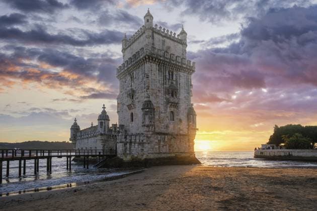 Belem Tower or Tower of St Vincent, famous tourist landmark of Lisboa and tourism attraction, on the bank of the Tagus River Tejo on sunset. Lisbon, Portugal, Europe *** Belem Tower or Tower of St Vincent, Famous Tourist Landmark of Lisboa and Tourism attraction, ON The Bank of The TAGUS River Tejo ON Sunset Lisbon, Portugal, Europe Copyright: imageBROKER DmitryxRukhlenko ibxdmr10604073.jpg RECORD DATE NOT STATED