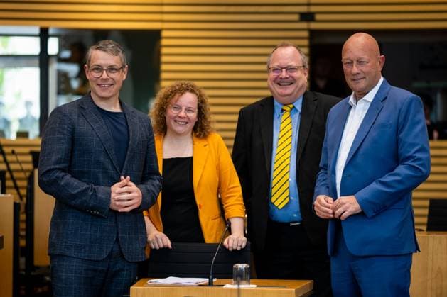 141. PLENARSITZUNG IM THÜRINGER LANDTAG 12 6 2024 - Erfurt: V.l.n.r. Robert-Martin Montag (FDP), Franziska Baum (FDP), Dirk Bergner (FDP) und Thomas L. Kemmerich (FDP). Die 141. Plenarsitzung des Thüringer Landtags am 14. Juni 2024. _________________ *** 141 PLENARY SESSION IN THE THURINGIAN STATE PARLIAMENT 12 6 2024 Erfurt V l n r Robert Martin Montag FDP , Franziska Baum FDP , Dirk Bergner FDP and Thomas L Kemmerich FDP The 141 plenary session of the Thuringian State Parliament on June 14, 2024