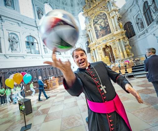 News Themen der Woche KW24 News Bilder des Tages Der Bischof von Passau Dr. Stefan Oster jongliert einen Fussball auf dem Finger vor dem Altar beim Ökumenischen Gottesdienst zur EM in der Kirche St. Michael in München Datum: 14.06.2024 *** The Bishop of Passau Dr. Stefan Oster juggles a football on his finger in front of the altar at the Ecumenical Service for the European Championship in the Church of St Michael in Munich Date 14 06 2024