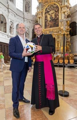 The German Bishops Conference and the Evangelical Church in Germany EKD have invited to an ecumenical service in St. Michaels Church in Munich on the day of the opening Copyright: epd-bild TheoxKlein epd-Gottesdienst_EM6-kopieren