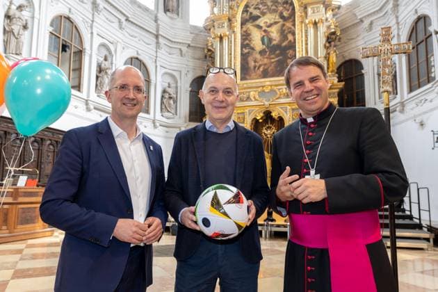 The German Bishops Conference and the Evangelical Church in Germany EKD have invited to an ecumenical service in St. Michaels Churc Copyright: epd-bild TheoxKlein epd-Gottesdienst_EM7-kopieren