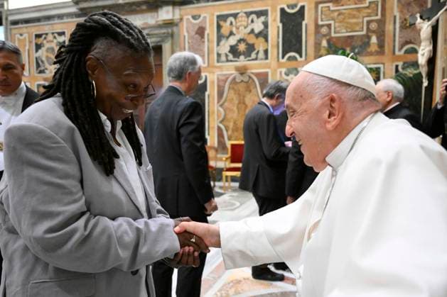 Vatican, VATICAN: NO LIBRI** Italy, Rome, Vatican, 2024 6 14 . Pope Francis shaking hand with US actress Whoopi Goldberg as part of an audience with comedians in The Vatican Photograph by Vatican Mediia Catholic Press Photo RESTRICTED TO EDITORIAL USE - NO MARKETING - NO ADVERTISING CAMPAIGNS. Vatican VATICAN  - ZUMAp169 20240614_zia_p169_179 Copyright: xSimonexRisolutix