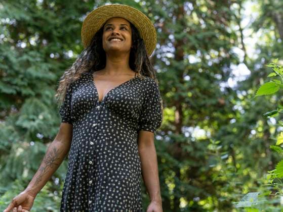 Creative Highlights Symbolbilder Portrait of smiling woman standing in forest model released Copyright: xCulturaxCreativex